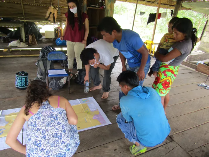 Photo : La Commission de Justice et Paix en réunion avec une communauté Embera près de la frontière avec le Panama